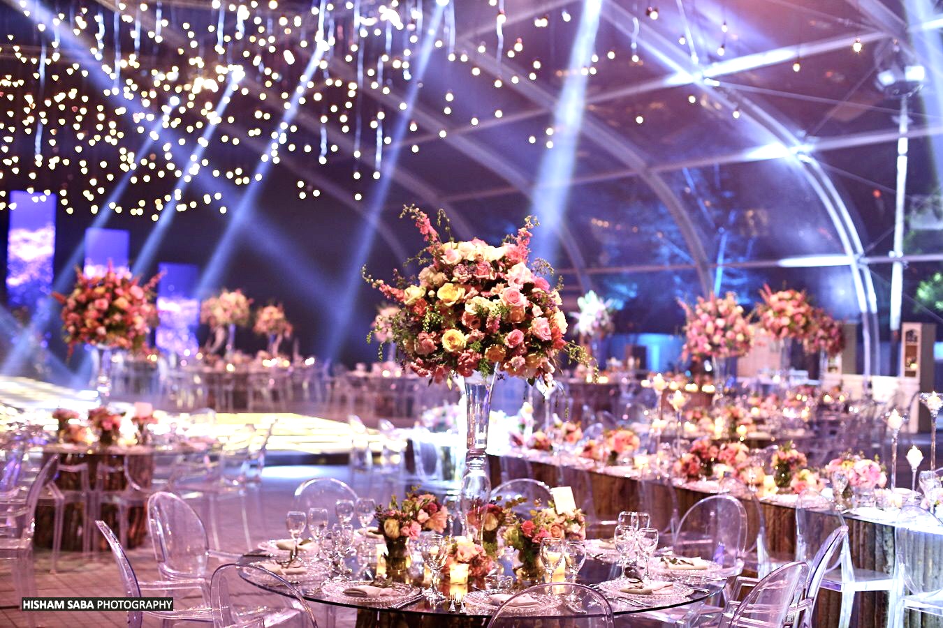 Ein eleganter Festsaal mit runden Tischen an den die Gäste sitzen von oben fotografiert.